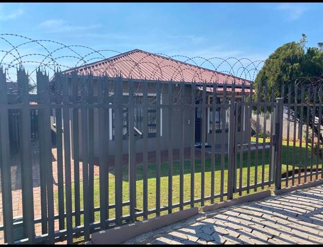 3 BEDROOM HOUSE FOR SALE IN SOUTH HILLS